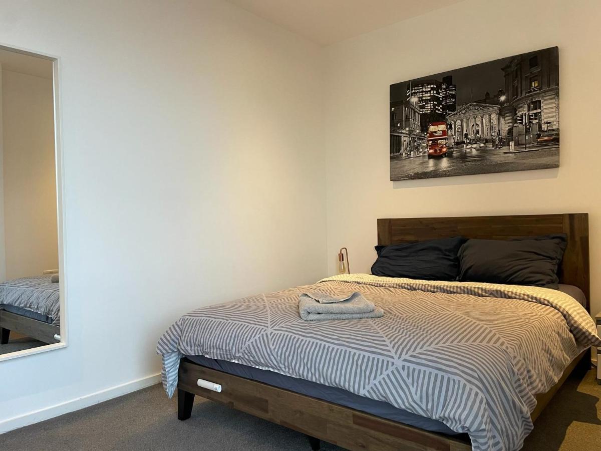 Gazde/Camere de închiriat Luxury En-suite Olympic Village In Shared *
